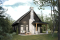 Vue arrière - MODÈLE DE BASE - Plan de chalet rustique chaleureux et lumineux avec mezzanine, plafond cathédral et aire ouverte invitante - Laurentides