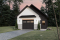 Vue avant - MODÈLE DE BASE - Modèle de garage deux voitures de style Farmhouse, avec toilette au rdc et rangement à l'étage. - Oak Haven