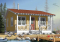Vue avant - MODÈLE DE BASE - Plan de petit mini chalet économique 1 chambre, grand balcon couvert, à aire ouverte, micro chalet - La Retraite