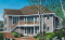 Vue arrière - MODÈLE DE BASE - Bungalow style chalet, grande galerie, foyer au gaz, fenestration abondante, un seule chambre au rdc.  - Verseau