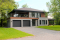 Vue avant - MODÈLE DE BASE - Plan de maison bi-génération contemporaine, 1 ou 2 chambres et grande terrasse à chaque unité - Casey