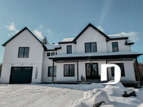 Vue avant - MODÈLE DE BASE - Plan de maison farmhouse 3 à 5 chambres, bureau, garage, salle de jeux, 2 grandes terrasses arrière - Bridge 2