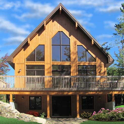 Vue arrière - MODÈLE DE BASE - Plan de chalet rustique, vue panoramique, 3 chambres, 2 salles de bain, plafond cathédrale, foyer, mezzanine - Catalina 3